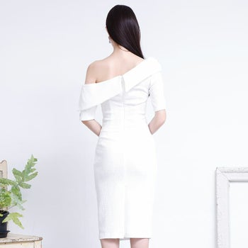  スリーブデザイン アシンメトリー パールボタン ワンショルダー タイトミディアム ひざ丈ドレス