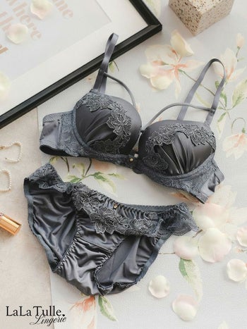 勝負下着 クロスコード チャーム付き クラシカルレース カップ ブラジャー＆ショーツ 3点セット