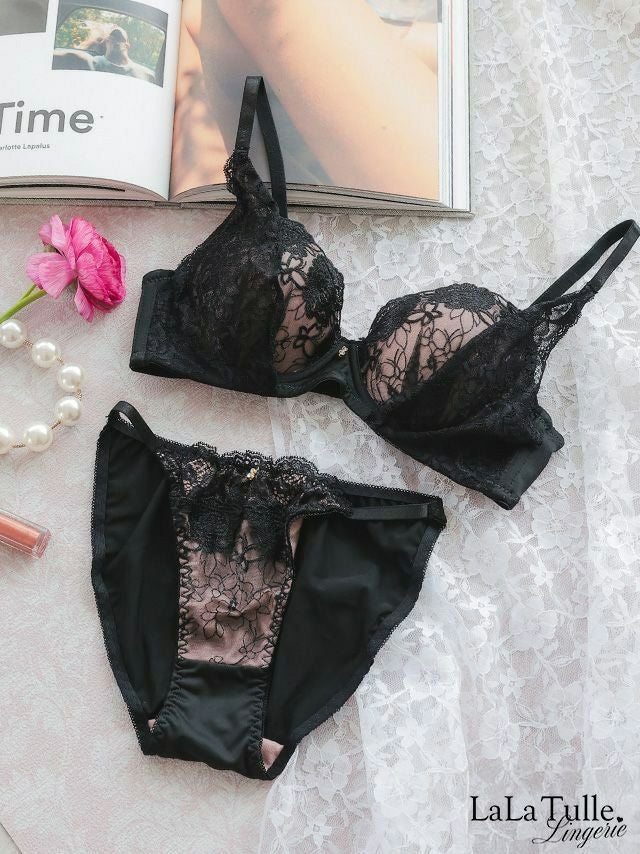 勝負下着 チャーム付き ヌーディカラー レース カップ ブラジャー＆ショーツ 2点セット