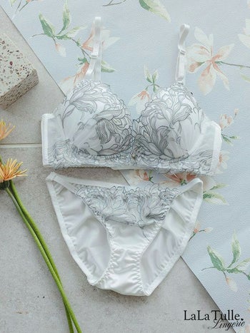 勝負下着 ホワイト 刺繍 フラワー 脇高 カップ ブラジャー＆ショーツ 2点セット