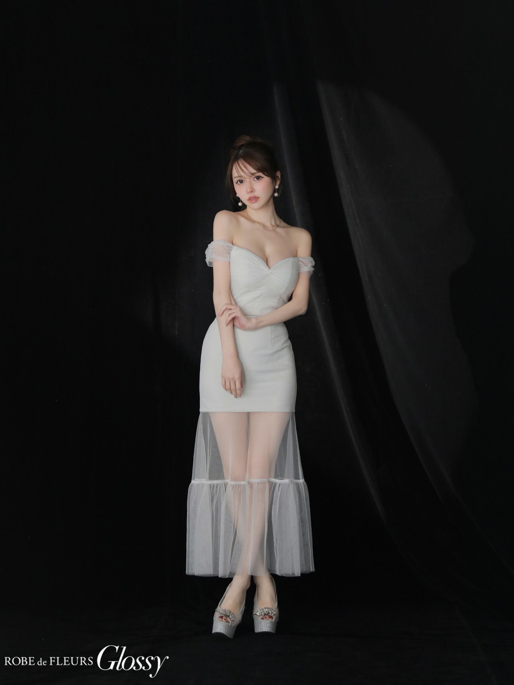 ROBE de FLEURS glossyホワイトドレス オフショルダー Glossy by ROBE de FLEURS/グロッシー】オフショルダー ラメニット