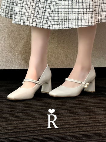 キャバヒール パール装飾 ストラップ付き 太ヒール エナメル パンプス